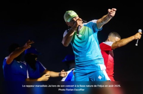 Le rappeur JUL en concert